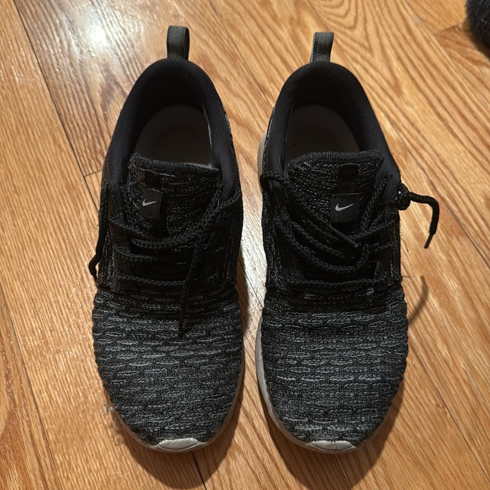 Black Nike sneakers - Picture 2 of 5